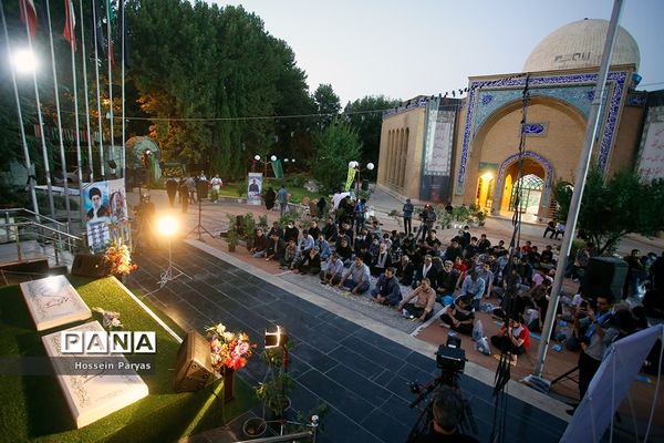 ‌مراسم دعای ندبه در جوار مزار شهدای گمنام دانش‌آموز در اردوگاه شهید باهنر