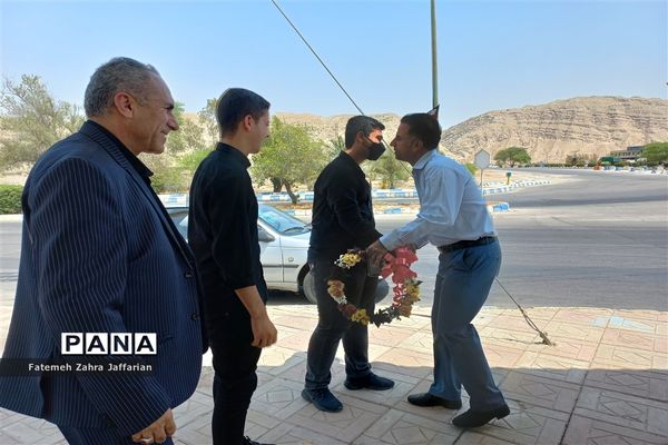 آیین استقبال از دانش‌آموزان رتبه‌آور کشوری در مسابقات قرآن، عترت و نماز امیدیه