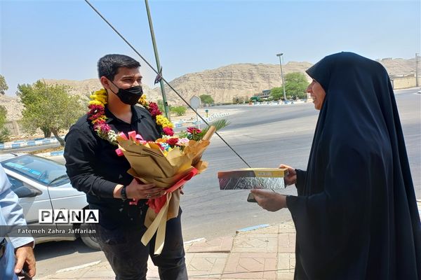 آیین استقبال از دانش‌آموزان رتبه‌آور کشوری در مسابقات قرآن، عترت و نماز امیدیه