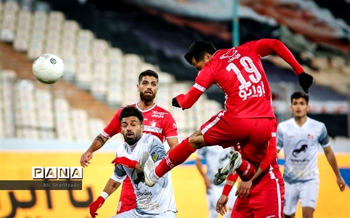 مدافع استقلال سرخ‌پوش شد