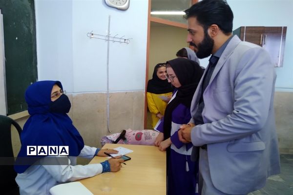 برگزاری اردوی جهادی معاینات پزشکی شهرستان قرچک در دبستان شاهد خاتم الانبیا