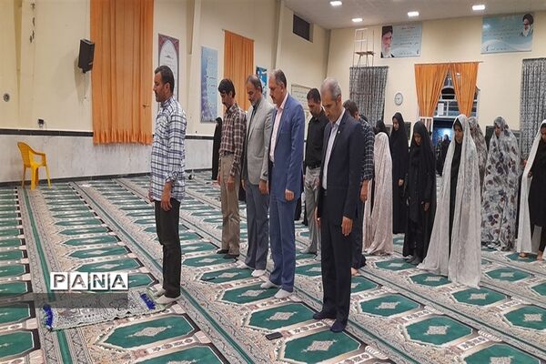 اقامه نماز در اردوی قطبی با حضور اعضای سازمان دانش‌آموزی