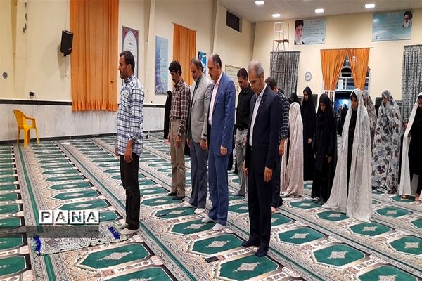اقامه نماز در اردوی قطبی با حضور اعضای سازمان دانش‌آموزی