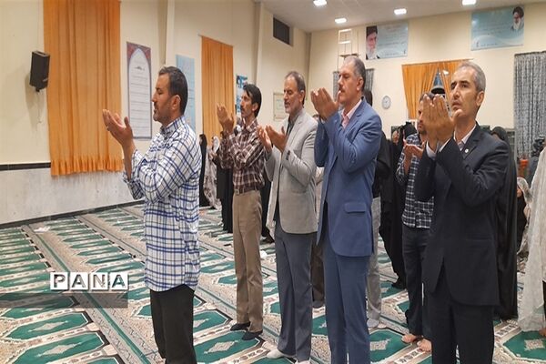 اقامه نماز در اردوی قطبی با حضور اعضای سازمان دانش‌آموزی