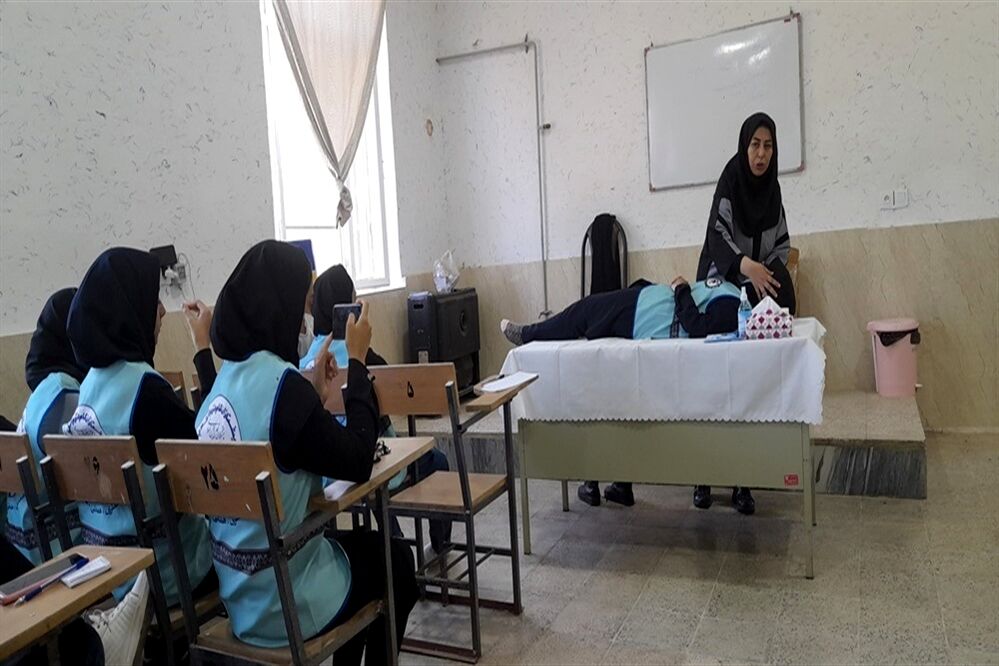 کلاس امداد و نجات با حضور اعضائ سازمان دانش‌آموزی در اردوی قطبی