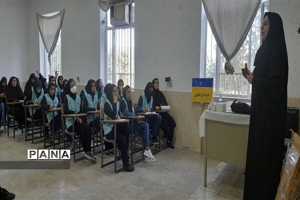 کلاس امداد و نجات با حضور اعضائ سازمان دانش‌آموزی در اردوی قطبی