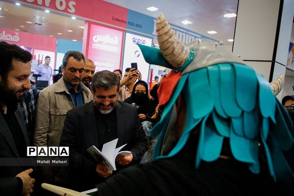 افتتاحیه هشتمین جشنواره و نمایشگاه ایران نوشت