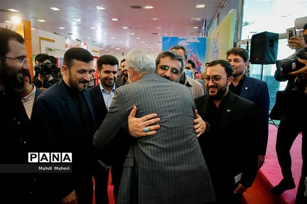 افتتاحیه هشتمین جشنواره و نمایشگاه ایران نوشت