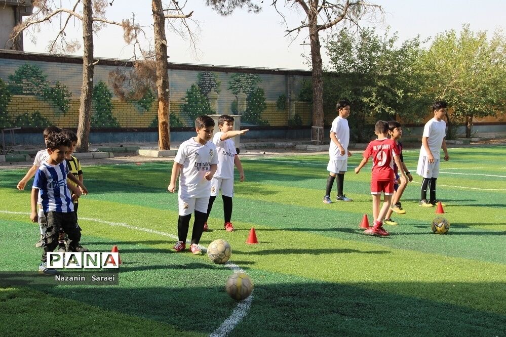 آموزش رشته ورزشی فوتبال در پایگاه تابستانی آموزشگاه 15خرداد اسلامشهر
