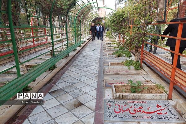 تجدید پیمان کارکنان دولت در شیراز با شهدا در اولین روز از هفته دولت