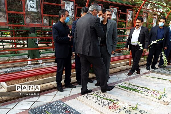 تجدید پیمان کارکنان دولت در شیراز با شهدا در اولین روز از هفته دولت
