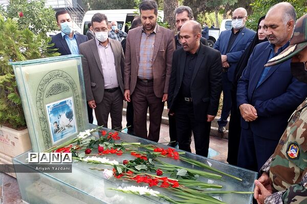 تجدید پیمان کارکنان دولت در شیراز با شهدا در اولین روز از هفته دولت