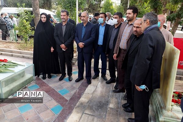 تجدید پیمان کارکنان دولت در شیراز با شهدا در اولین روز از هفته دولت