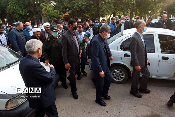 تجدید پیمان کارکنان دولت در شیراز با شهدا در اولین روز از هفته دولت