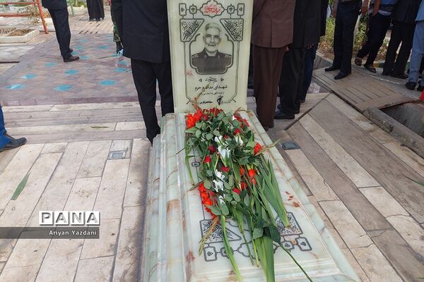 تجدید پیمان کارکنان دولت در شیراز با شهدا در اولین روز از هفته دولت