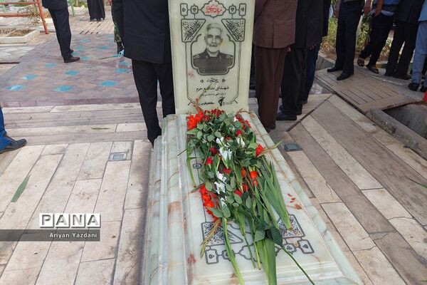 تجدید پیمان کارکنان دولت در شیراز با شهدا در اولین روز از هفته دولت