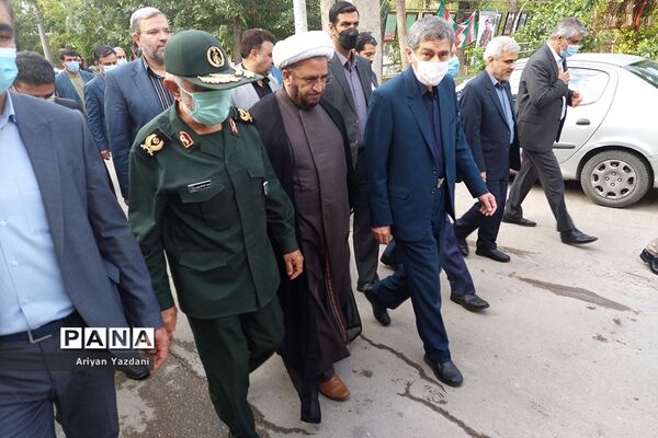 تجدید پیمان کارکنان دولت در شیراز با شهدا در اولین روز از هفته دولت