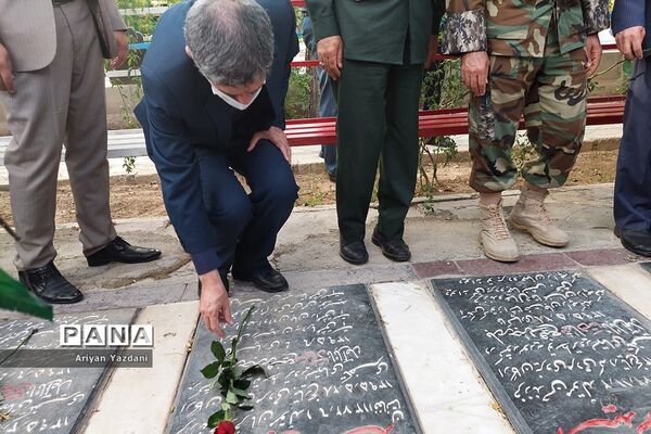 تجدید پیمان کارکنان دولت در شیراز با شهدا در اولین روز از هفته دولت