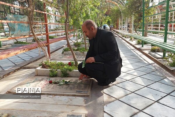 تجدید پیمان کارکنان دولت در شیراز با شهدا در اولین روز از هفته دولت