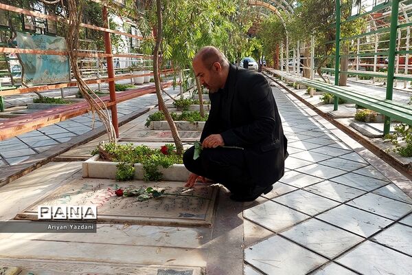 تجدید پیمان کارکنان دولت در شیراز با شهدا در اولین روز از هفته دولت
