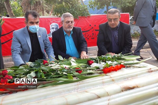 تجدید پیمان کارکنان دولت در شیراز با شهدا در اولین روز از هفته دولت