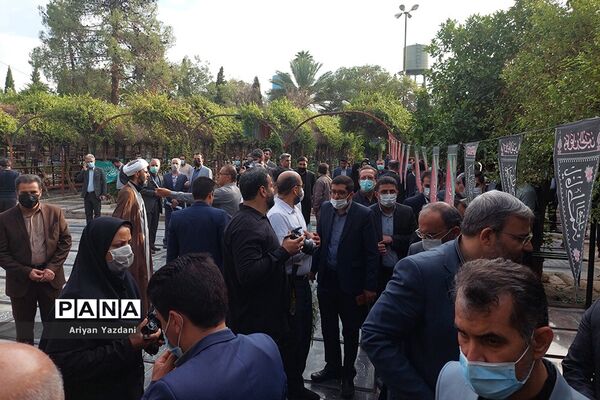 تجدید پیمان کارکنان دولت در شیراز با شهدا در اولین روز از هفته دولت