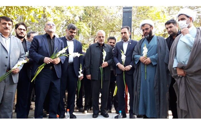 ‌گرامیداشت هفته دولت با عطرافشانی مزار شهدا در قم