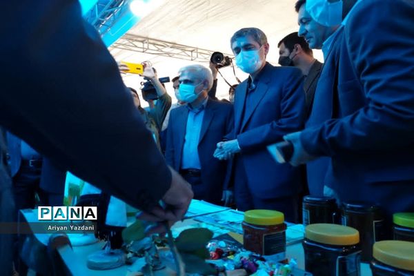 افتتاح نمایشگاه دستاوردهای دولت در استانداری فارس