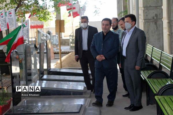 غبارروبی مزار شهدا به‌مناسبت آغاز هفته دولت