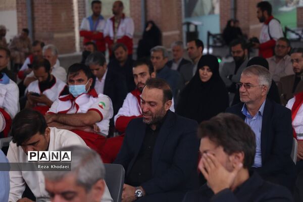 غبارروبی مزار شهدا به‌مناسبت آغاز هفته دولت