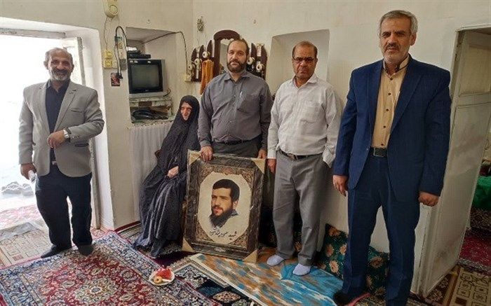 دیدار مدیر آموزش و پرورش کهک قم با خانواده شهدا