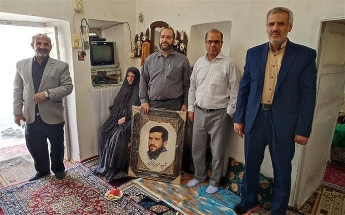 دیدار مدیر آموزش و پرورش کهک قم با خانواده شهدا