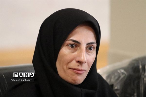 جلسه مدیرکل آموزش و پرورش چهارمحال و بختیاری با ناظران مسابقات دو و میدانی و شطرنج دانش‌آموزان دختر سراسر کشور