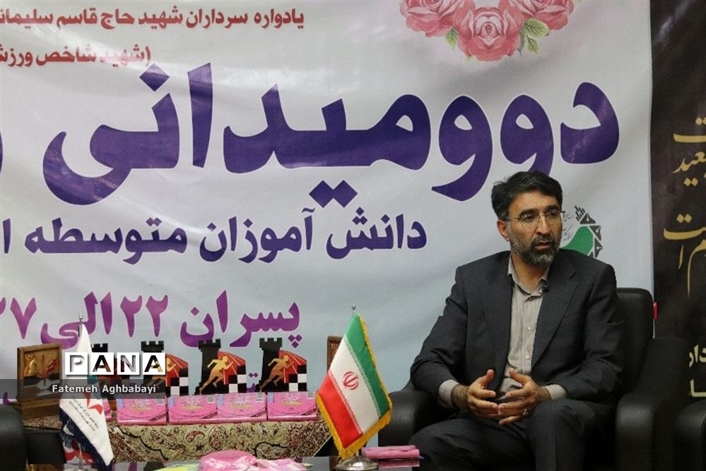 جلسه مدیرکل آموزش و پرورش چهارمحال و بختیاری با ناظران مسابقات دو و میدانی و شطرنج دانش‌آموزان دختر سراسر کشور