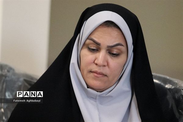 جلسه مدیرکل آموزش و پرورش چهارمحال و بختیاری با ناظران مسابقات دو و میدانی و شطرنج دانش‌آموزان دختر سراسر کشور