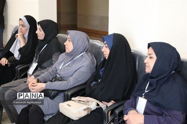 جلسه مدیرکل آموزش و پرورش چهارمحال و بختیاری با ناظران مسابقات دو و میدانی و شطرنج دانش‌آموزان دختر سراسر کشور