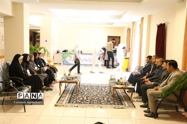 جلسه مدیرکل آموزش و پرورش چهارمحال و بختیاری با ناظران مسابقات دو و میدانی و شطرنج دانش‌آموزان دختر سراسر کشور
