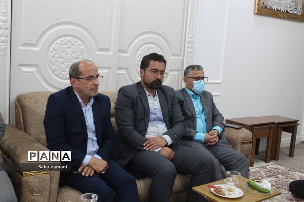 دیدار فرماندار و امام جمعه سرخ رود با خانواده شهید بهرام طهماسبی