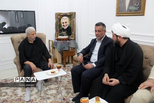 دیدار فرماندار و امام جمعه سرخ رود با خانواده شهید بهرام طهماسبی