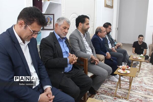 دیدار فرماندار و امام جمعه سرخ رود با خانواده شهید بهرام طهماسبی