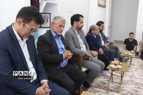 دیدار فرماندار و امام جمعه سرخ رود با خانواده شهید بهرام طهماسبی