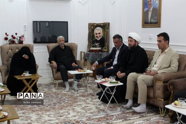 دیدار فرماندار و امام جمعه سرخ رود با خانواده شهید بهرام طهماسبی