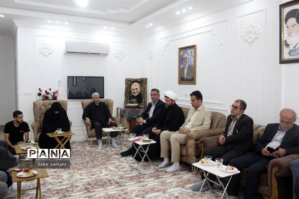 دیدار فرماندار و امام جمعه سرخ رود با خانواده شهید بهرام طهماسبی