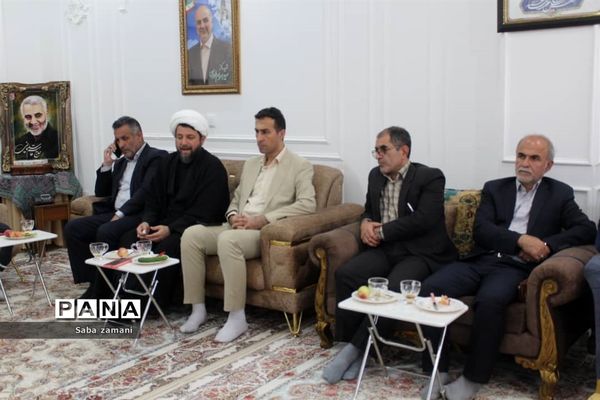 دیدار فرماندار و امام جمعه سرخ رود با خانواده شهید بهرام طهماسبی