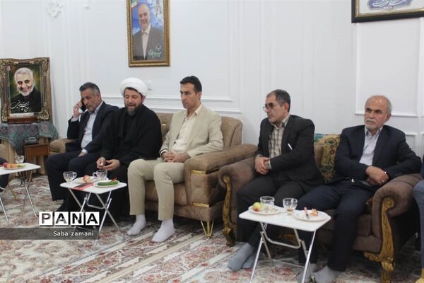 دیدار فرماندار و امام جمعه سرخ رود با خانواده شهید بهرام طهماسبی