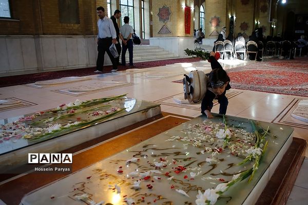 مراسم عطر افشانی و گلریزان مزار مطهر شهدای هشتم شهریور