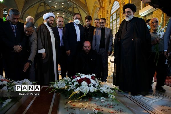 مراسم عطر افشانی و گلریزان مزار مطهر شهدای هشتم شهریور