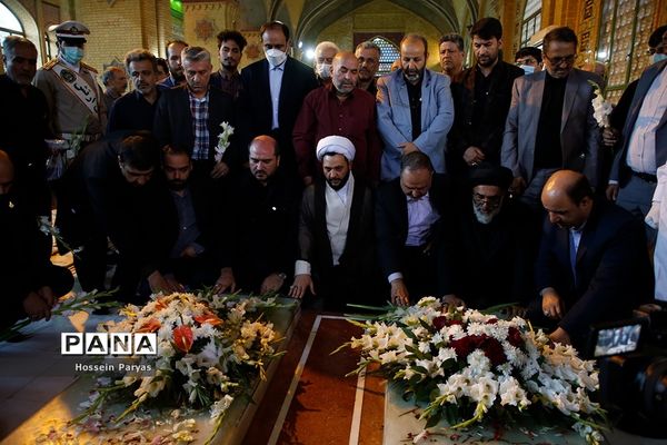 مراسم عطر افشانی و گلریزان مزار مطهر شهدای هشتم شهریور