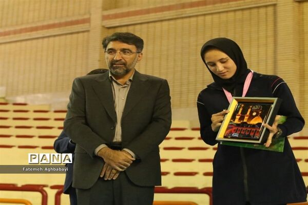 اهدای مدال روز اول و دوم مسابقات دو و میدانی دختران در شهرکرد