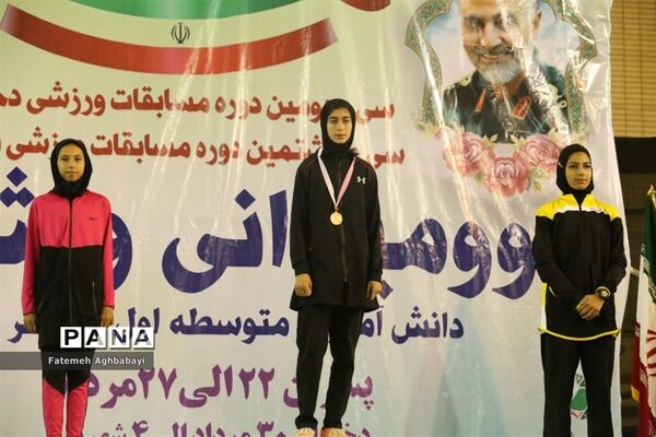 اهدای مدال روز اول و دوم مسابقات دو و میدانی دختران در شهرکرد